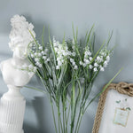 décoration intérieure artificielle fleurs blanches feuilles vertes vase gris translucide statuettes blanches
