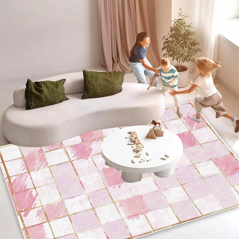 Un groupe d'enfants jouant dans un salon confortable avec des meubles modernes et un tapis coloré.