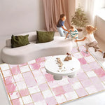 Un groupe d'enfants jouant dans un salon confortable avec des meubles modernes et un tapis coloré.