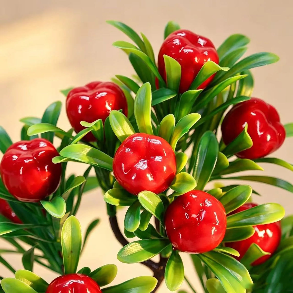 décoration intérieure arbre artificiel bonsaï pot blanc feuilles vertes fruits rouges tronc brun