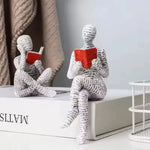 statue résine moderne statuette penseur lecture livre rouge orange noir