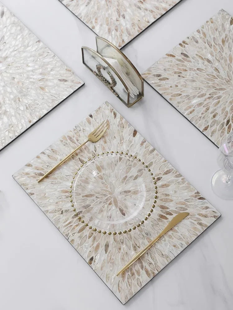 Détail de l'incrustation d'or sur le set de table en céramique