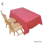 nappe table rouge bleu clair moderne points blancs assiettes couverts décoration cuisine vases fleurs