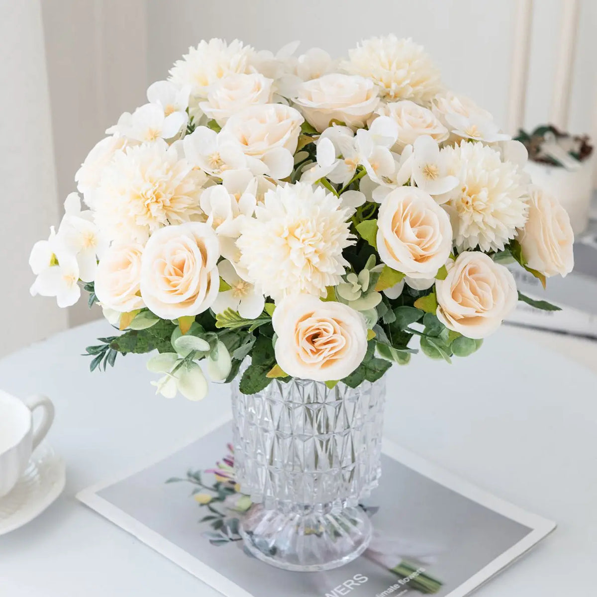 bouquet fleurs artificielles soie moderne blanc rose clair violet intérieur décoration anniversaire mariage table