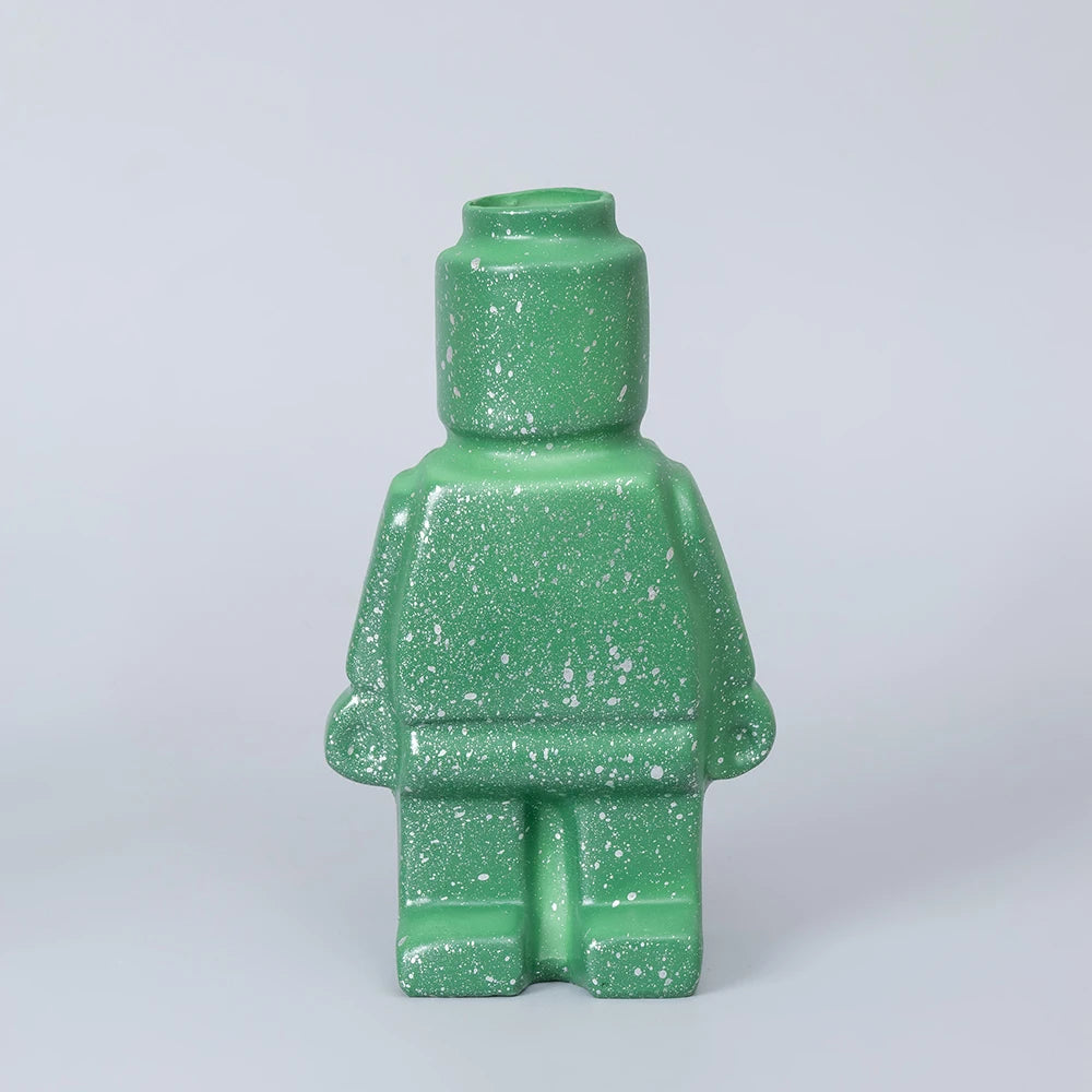vase moderne figurine lego noir blanc vert fleurs eucalyptus branches cônes pins ludique décoration