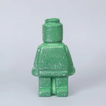 vase moderne figurine lego noir blanc vert fleurs eucalyptus branches cônes pins ludique décoration