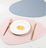 tapis table moderne gris bleu rose assiettes fourchettes cuillères tasses citrons texture cuir respectueux