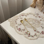 serviettes table vintage blanches rose pâle broderie florale dentelle romantique