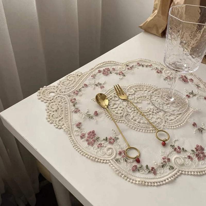 serviettes table vintage blanches rose pâle broderie florale dentelle romantique