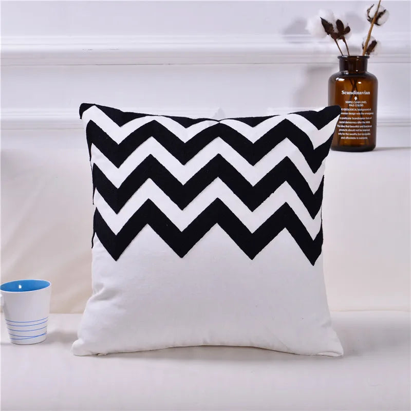 housse coussin coton noir blanc motifs géométriques animaux moderne minimaliste scandi