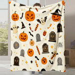 Une couverture blanche avec des motifs d'Halloween, tels que des citrouilles, des chauves-souris, des fantômes et des pierres tombales, créant une ambiance festive et amusante pour la saison.