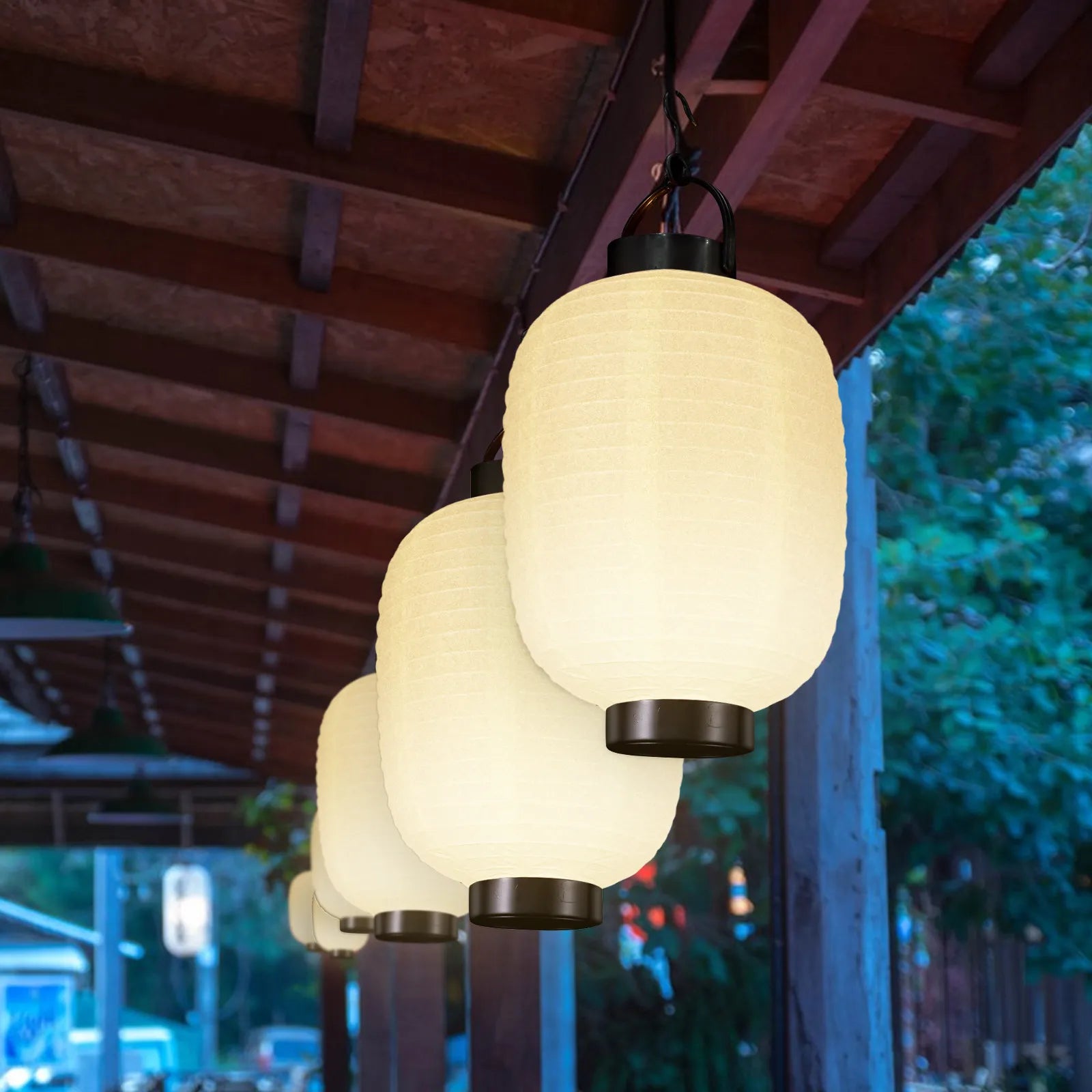 Lanterne japonaise suspendue en papier de soie blanche sur terrasse
