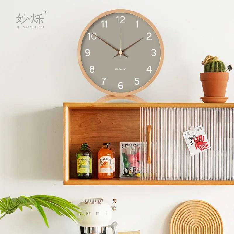 horloge moderne bois naturel cadran blanc chiffres noirs fond violet gris
