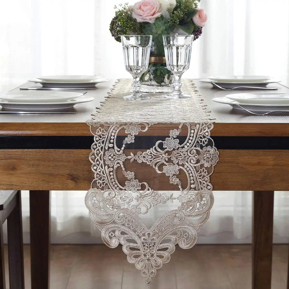 nappe table dentelle motif floral élégante transparente vintage romantique assiettes couverts verres fleurs vase