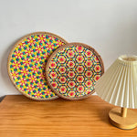 assiettes rotin colorées motifs géométriques naturel vert bleu jaune rouge traditionnel artisanal