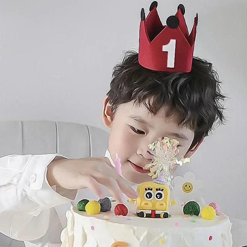couronne anniversaire enfant rouge numéros blancs oreilles noires festive décoration ruban festif