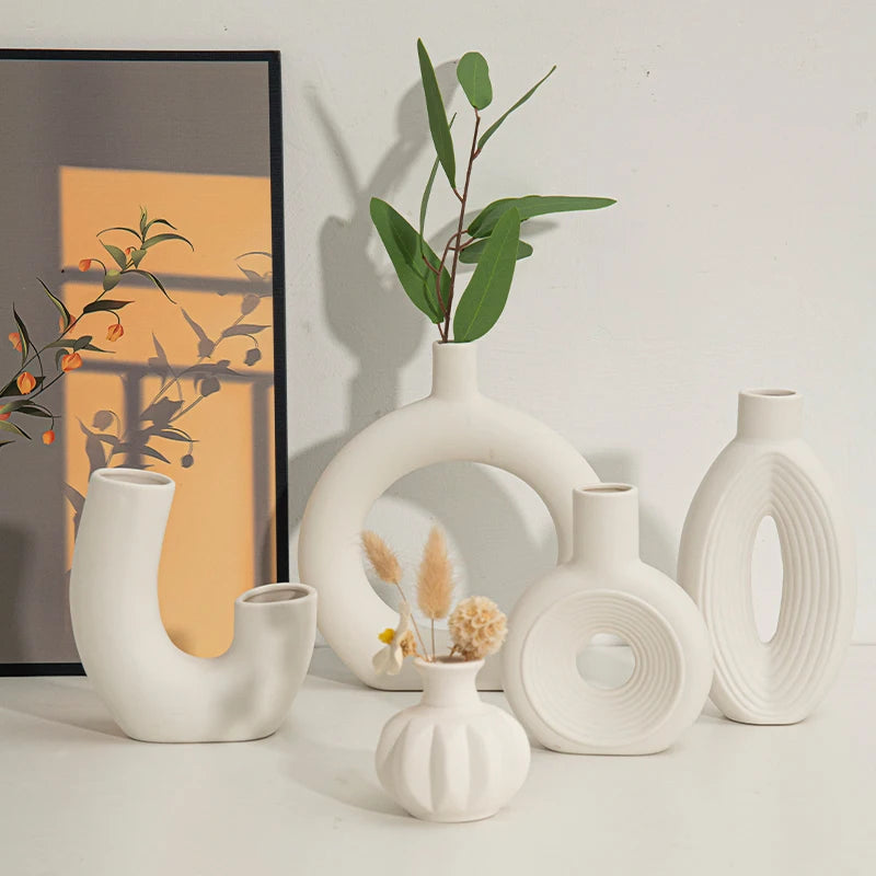 vases blancs modernes céramique rondes lignes horizontales décoration intérieure simple