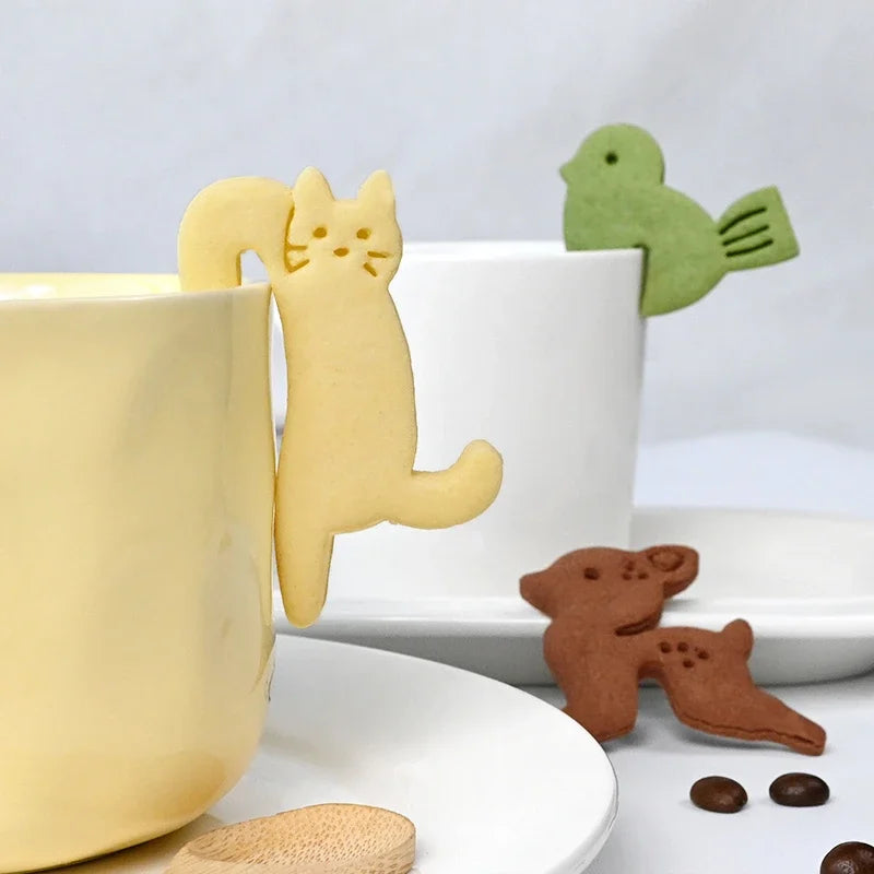 biscuits animaux dessin animé emporte pièces créatifs chats cerfs écureuils marron vert jaune