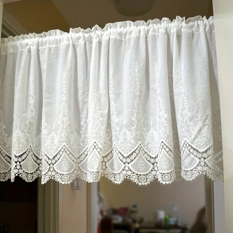 Rideau court en dentelle brodée blanche sur petite fenêtre de cuisine