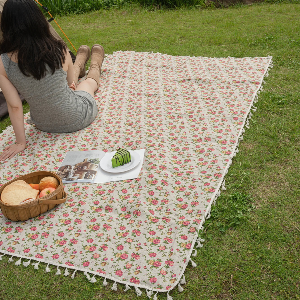 serviette plage vintage fleurs roses jaunes fond beige adaptable plage camping randonnée