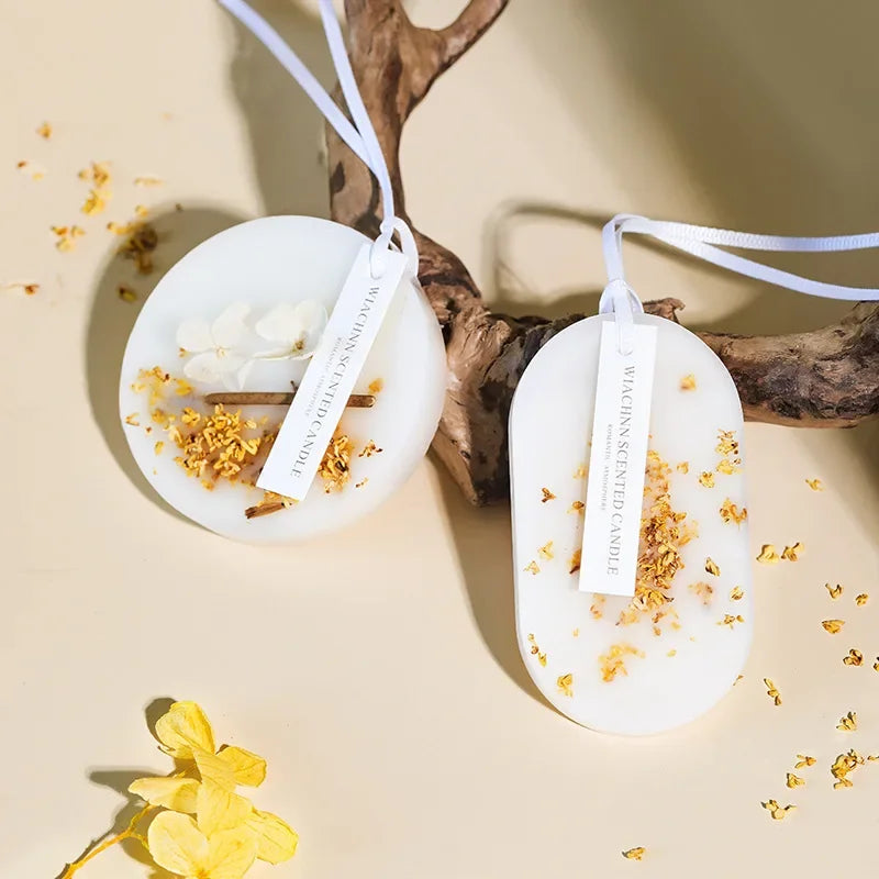 Des ornements de Noël blancs et ronds avec des flocons d'or décoratifs.