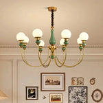 Chandelier classique vert doré globes blancs élégant chambre salon