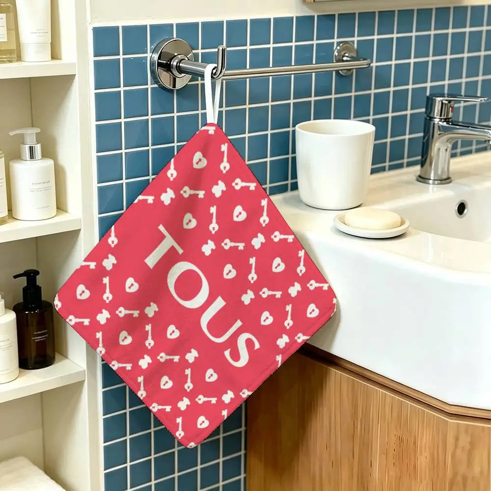 serviette toilette moderne noir rose logo tous chien symboles coeurs paix