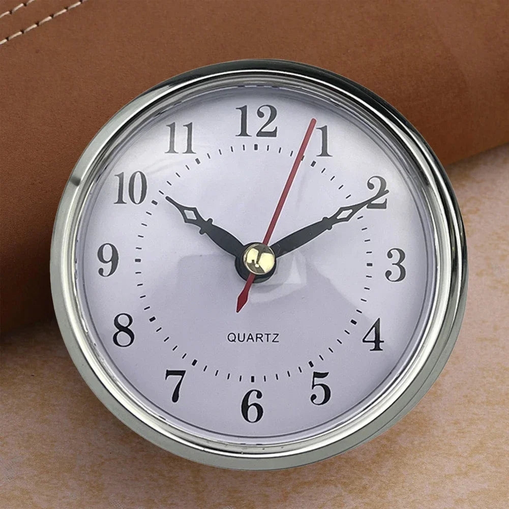 horloge murale classique cadre argenté cadran blanc aiguilles noires chiffres arabes rouge vintage 80mm