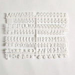 Tableau d'affichage en bois gris avec lettres
