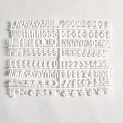 Tableau d'affichage en bois gris avec lettres
