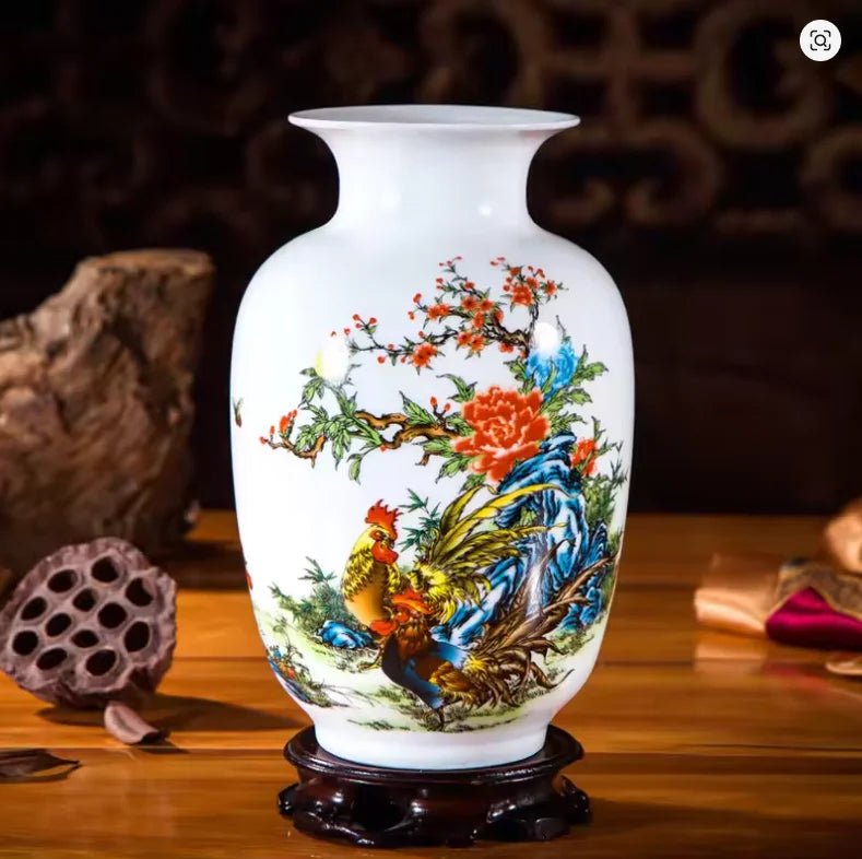 Un vase décoratif en porcelaine blanche peint de fleurs et de motifs colorés traditionnels chinois, posé sur un support en bois foncé.