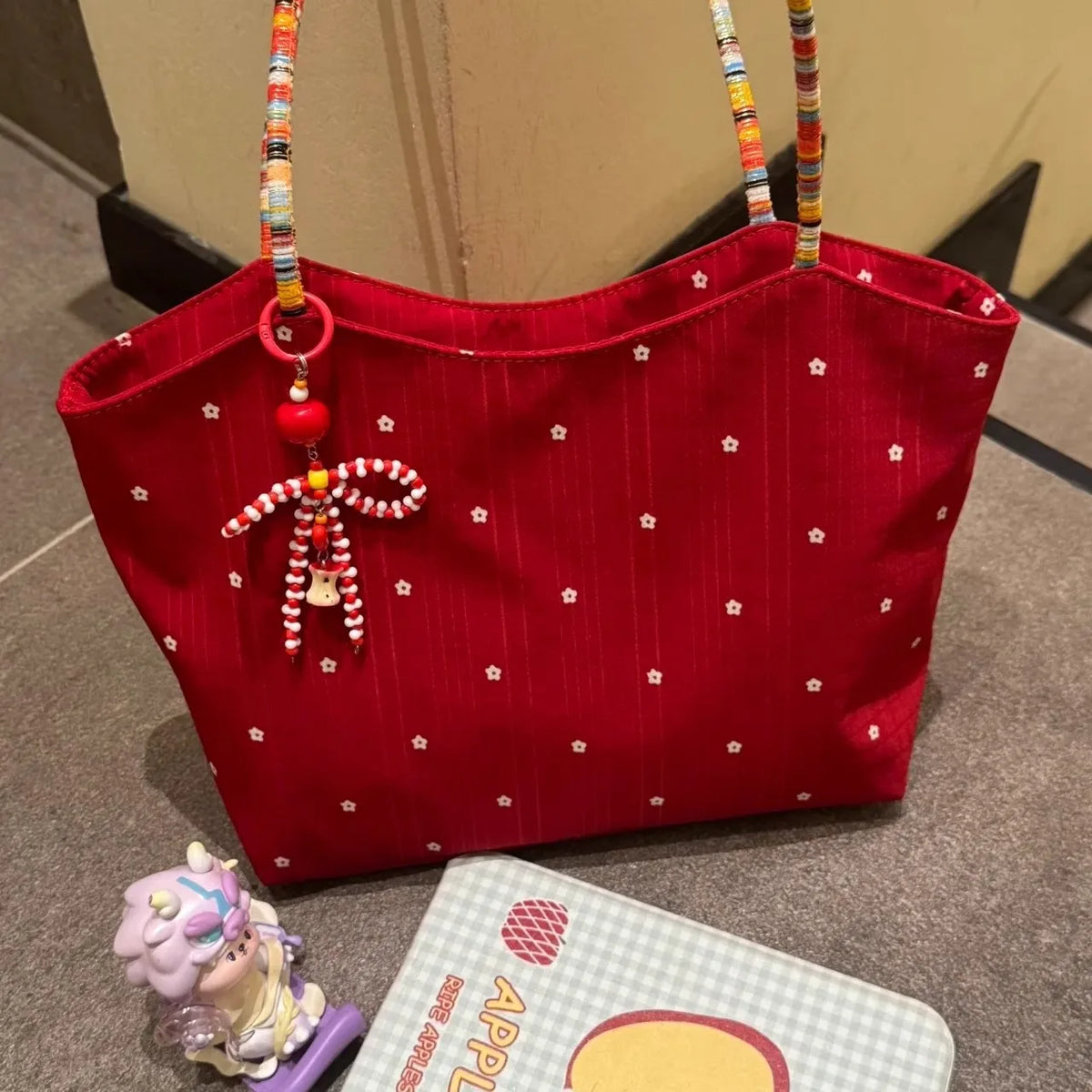 sac bandoulière toile rouge fleur blanche femme doux casual pince linge floral opacité
