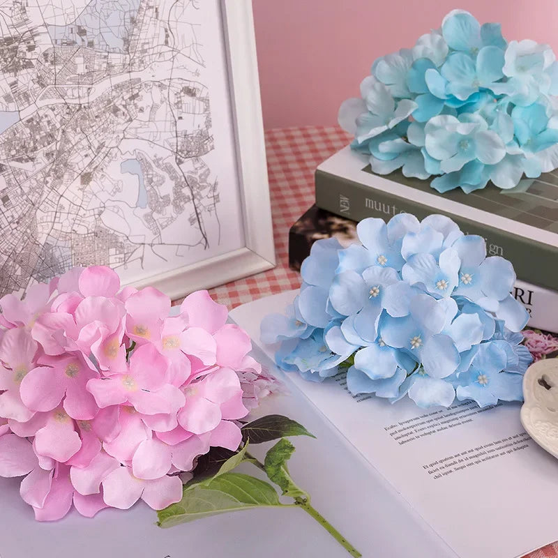 fleurs artificielles hortensia blanches roses bleues mariage extérieur bouquet décoration moderne minimaliste