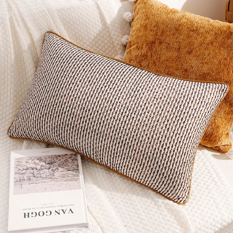 housse coussin décoration moderne motif géométrique brodé noir blanc pompons maison luxe
