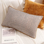 housse coussin décoration moderne motif géométrique brodé noir blanc pompons maison luxe