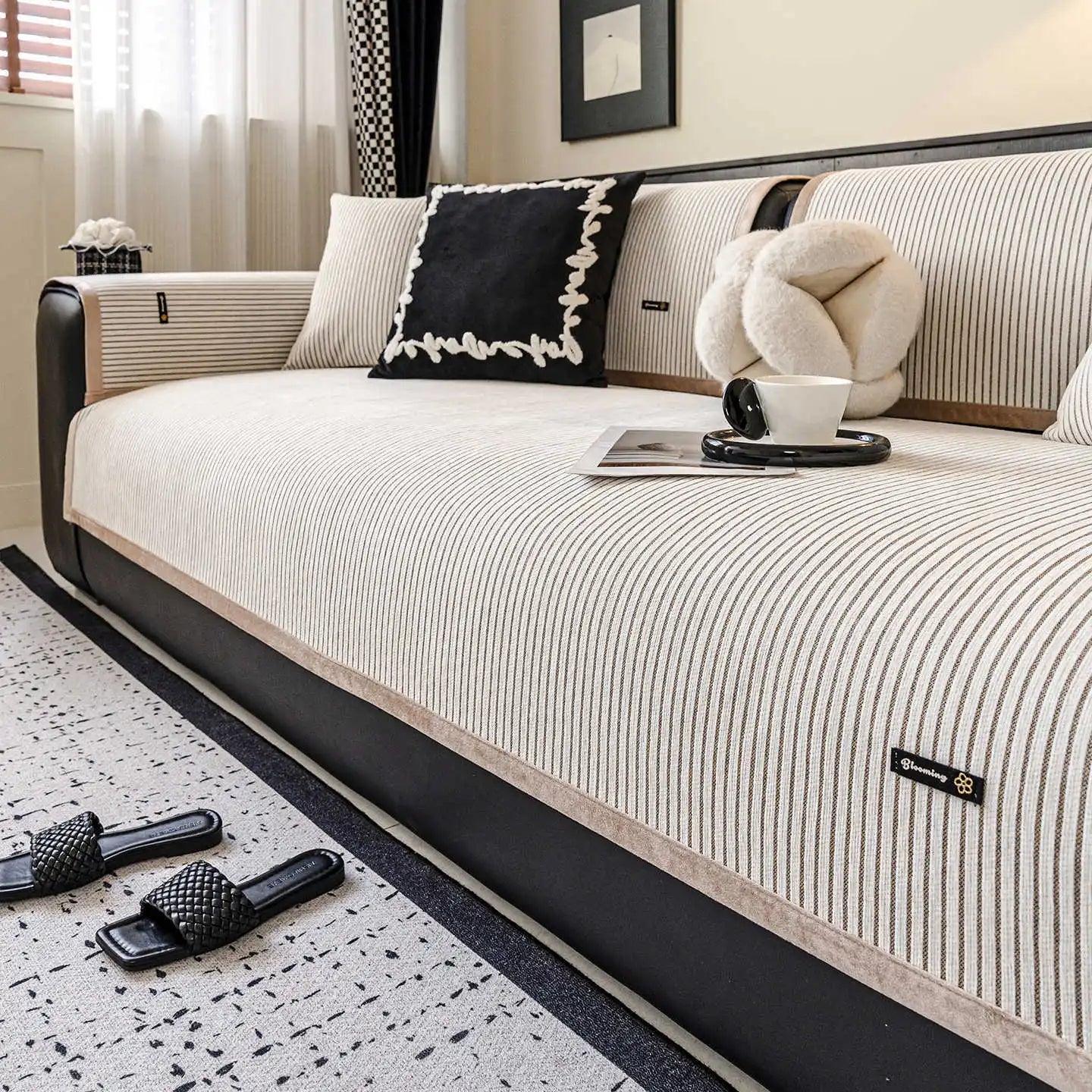 Intérieur confortable d'une chambre avec un lit douillet, des coussins décoratifs et des accessoires de style contemporain.