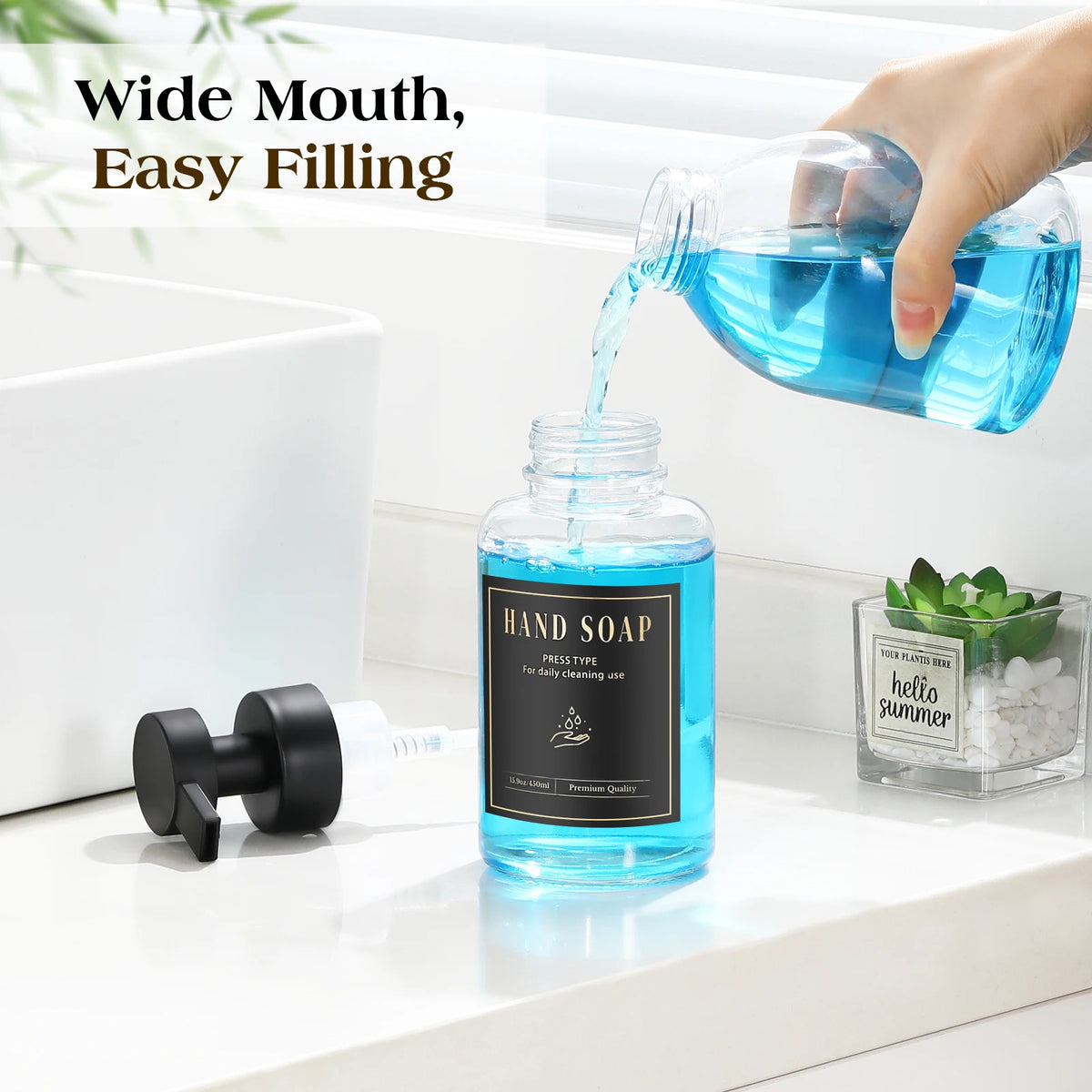 distributeur savon liquide noir bleu clair moderne minimaliste transparent pompe pression étiquette noire texte