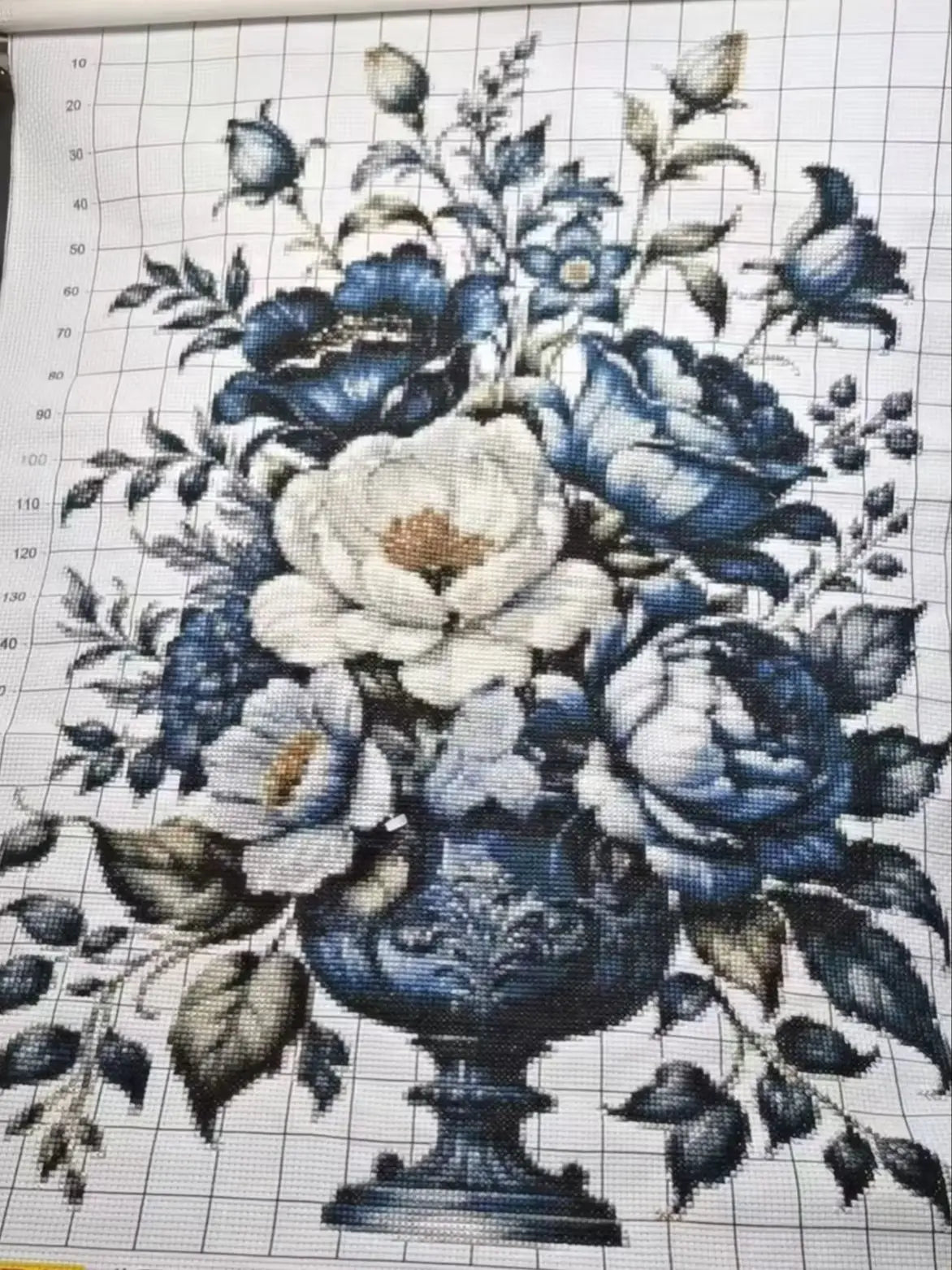 broderie fleur bleu blanc vert orange rose violette art floral décoration murale maison