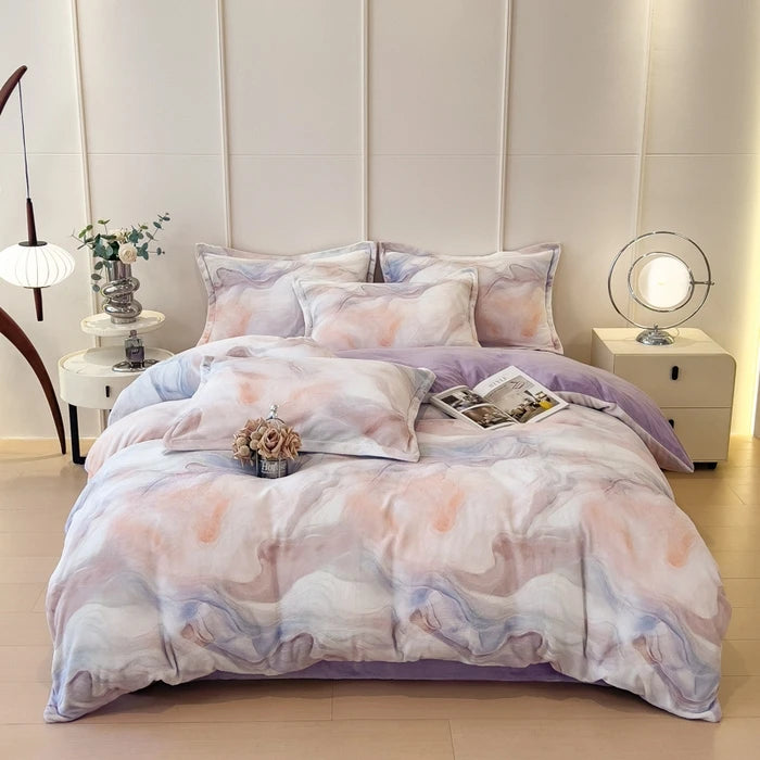 Une chambre à coucher élégante avec une literie en motif de marbre rose et lavande, encadrée par des meubles de style contemporain.