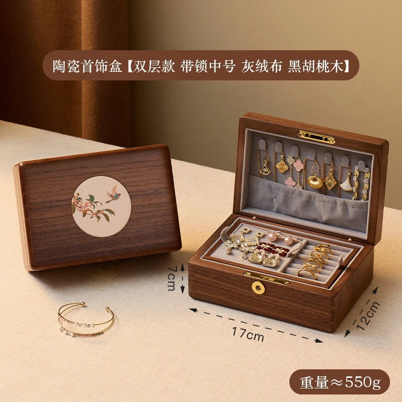boîte bijoux bois foncé classique gravure fleurs bouton doré anneaux boucles oreilles bracelets tissu