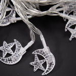 Guirlande lumineuse étoile lune décorant une fenêtre pour une ambiance féerique