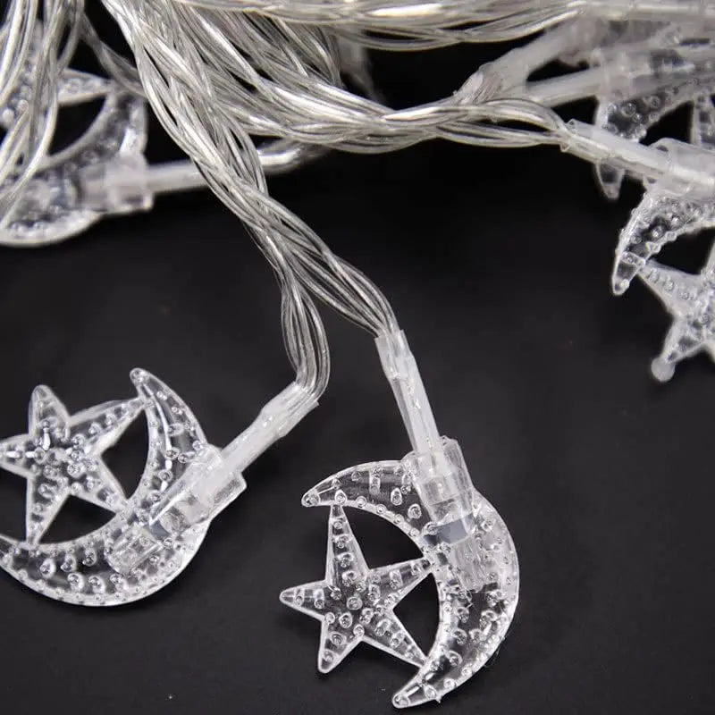 Guirlande lumineuse étoile lune décorant une fenêtre pour une ambiance féerique