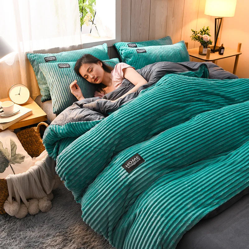 Housse de couette gris clair dépliée montrant sa texture douce