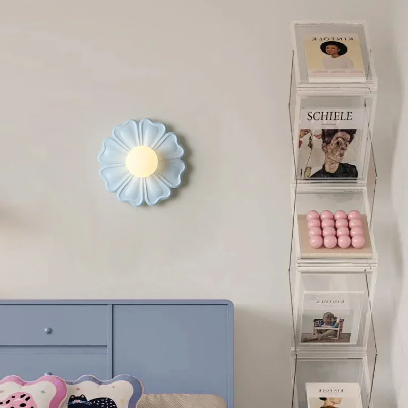 Éclairage créé par l'applique murale dans un salon contemporain
