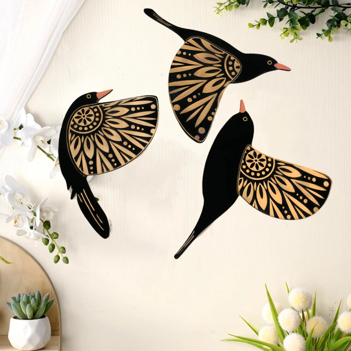décoration murale oiseaux bois orange bleu noir motifs floraux artisanal