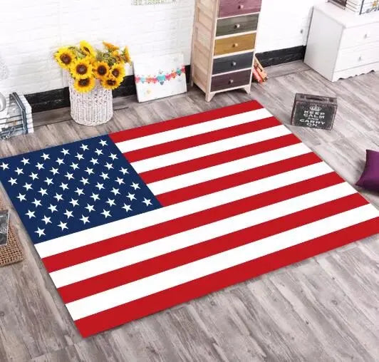 Tapis représentant le drapeau américain, avec des rayures rouges et blanches ainsi que des étoiles bleues sur un fond blanc, placé dans un intérieur moderne avec des fleurs et des meubles en bois.