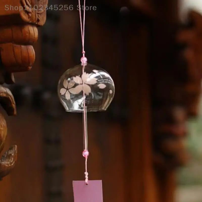 Détail du motif fleuri Sakura sur le carillon éolien en verre