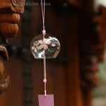 Détail du motif fleuri Sakura sur le carillon éolien en verre