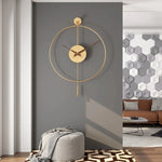 Détail du pendule pivotant de l'horloge murale minimaliste