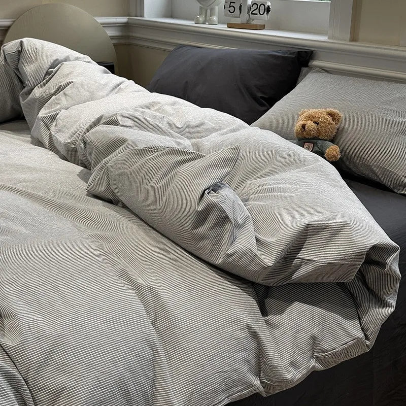 Housse de couette unie bleue sur lit double